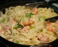 Спагетти под соусом бешамель с креветками